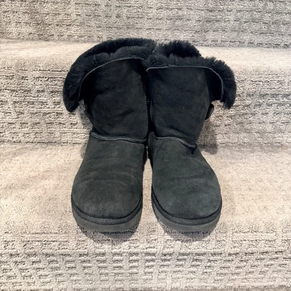 UGGS black Bailey single button size 8, EUC - Picture 2 of 6